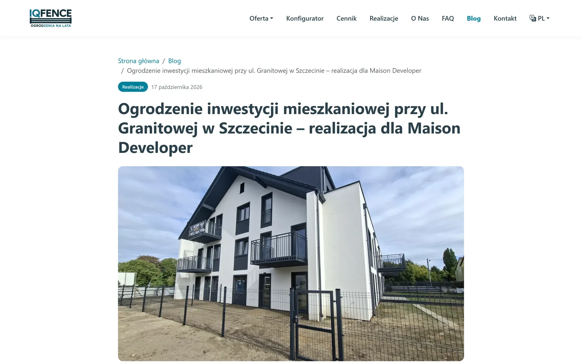 Wpis na blogu opisujący realizację ogrodzenia dla inwestycji mieszkaniowej, ze zdjęciem budynku.